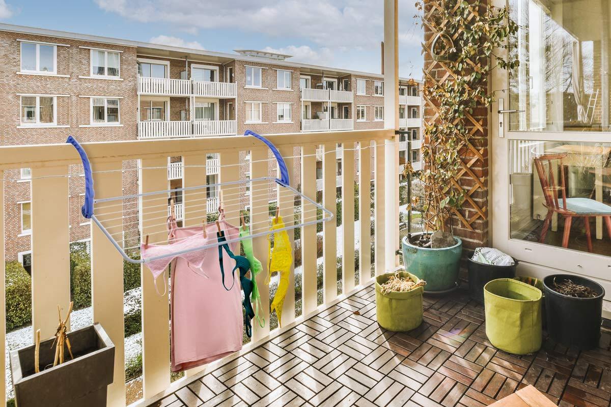 Stendibiancheria da balcone fissato alla ringhiera, ideale per chi cerca stendini da balcone compatti e pratici. Perfetto per spazi esterni ridotti, questo stendino da balcone è una delle soluzioni salvaspazio più efficaci tra i migliori stendibiancheria da esterno, facile da installare e usare per asciugare piccoli capi all'aria aperta.
