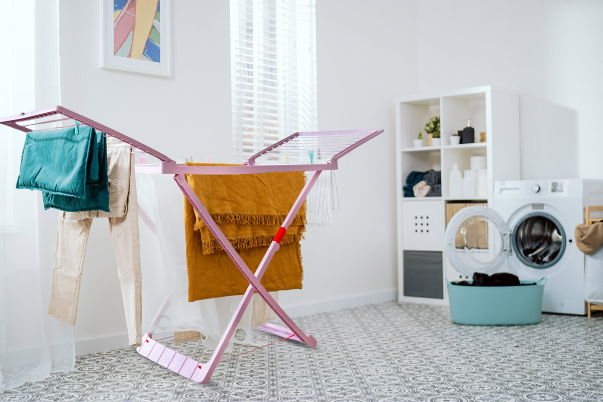 Stendino pieghevole colorato all'interno di una luminosa lavanderia. Ideale per chi cerca uno stendibiancheria per interni pratico e salvaspazio. Perfetto anche come stendino per piccoli spazi, può essere utilizzato sia in ambienti chiusi che su balconi di piccole dimensioni. Questo stendino è un'ottima opzione tra i migliori stendibiancheria disponibili per l'uso quotidiano in casa.