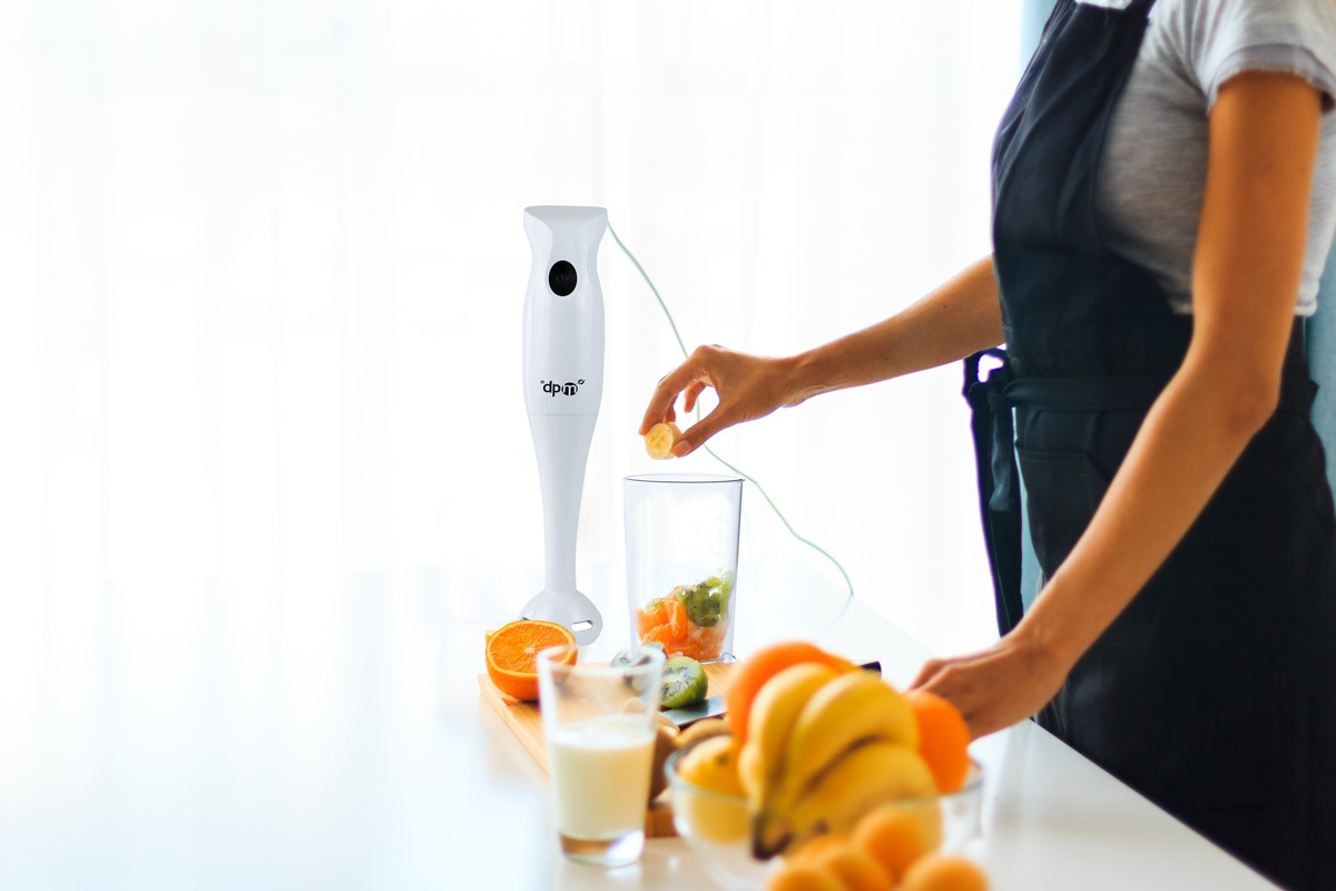 Frullatore a immersione bianco con bicchiere trasparente: per preparare smoothie, zuppe e salse