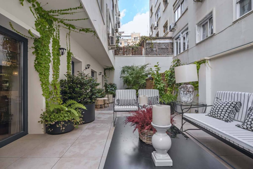 Fioriere sospese e vasi appesi con piante aromatiche sul balcone, idee per arredamento salvaspazio da esterno