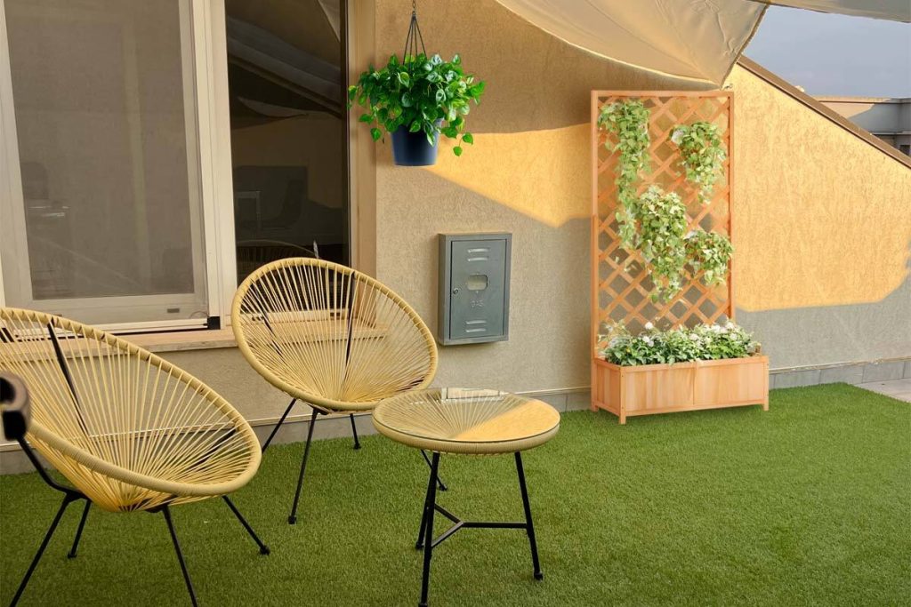 Giardino elegante con mobili in legno e decorazioni minimal, esempio di arredamento raffinato da esterno