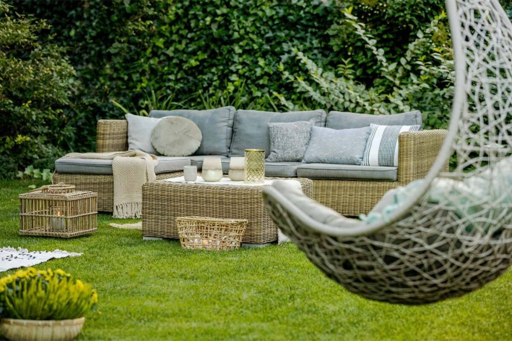 Balcone arredato con tavolino pieghevole e accessori colorati, perfetto per piccoli spazi all’aperto
