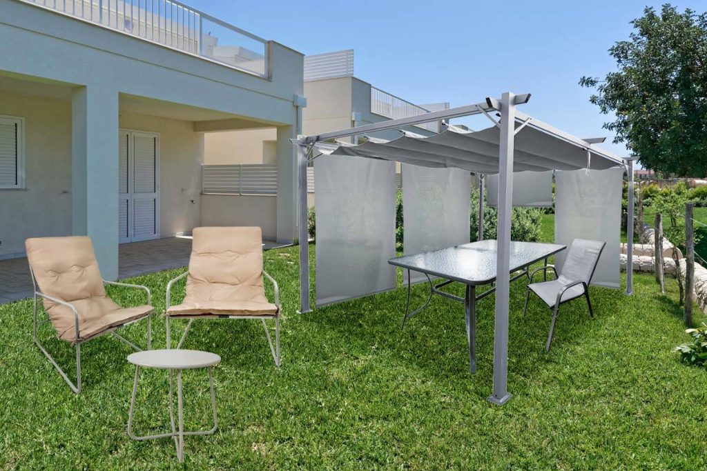 Giardino notturno illuminato con catene di luci decorative e lanterne LED, idee per creare atmosfera outdoor