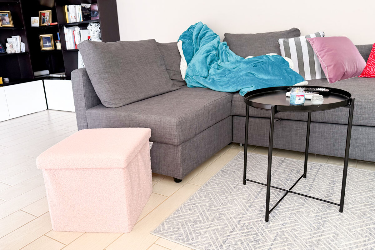 complementi arredo salotto moderni con pouf, tavolino e tappeto in salotto contemporaneo