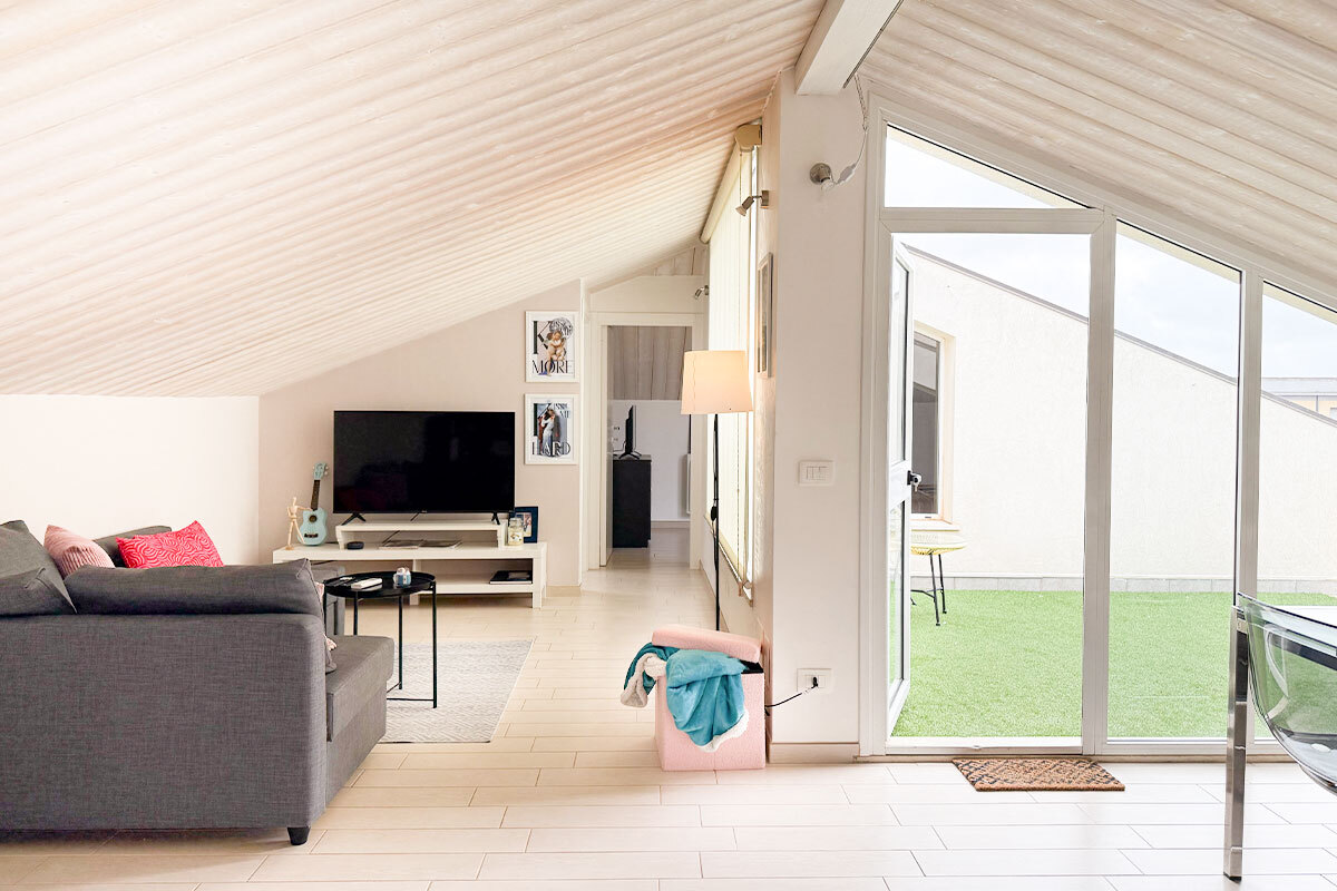 Varietà di complementi arredo salotto: lampade, cuscini decorativi e mensole moderne