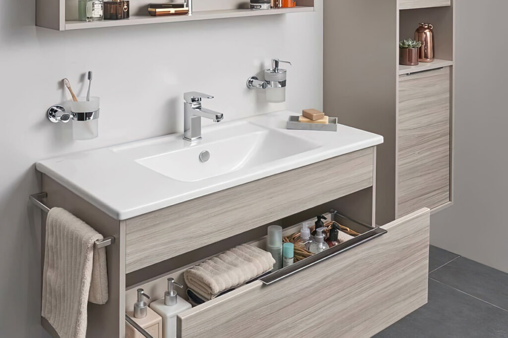 Mobile bagno moderno con lavabo integrato, specchio e pensile laterale in stile minimal