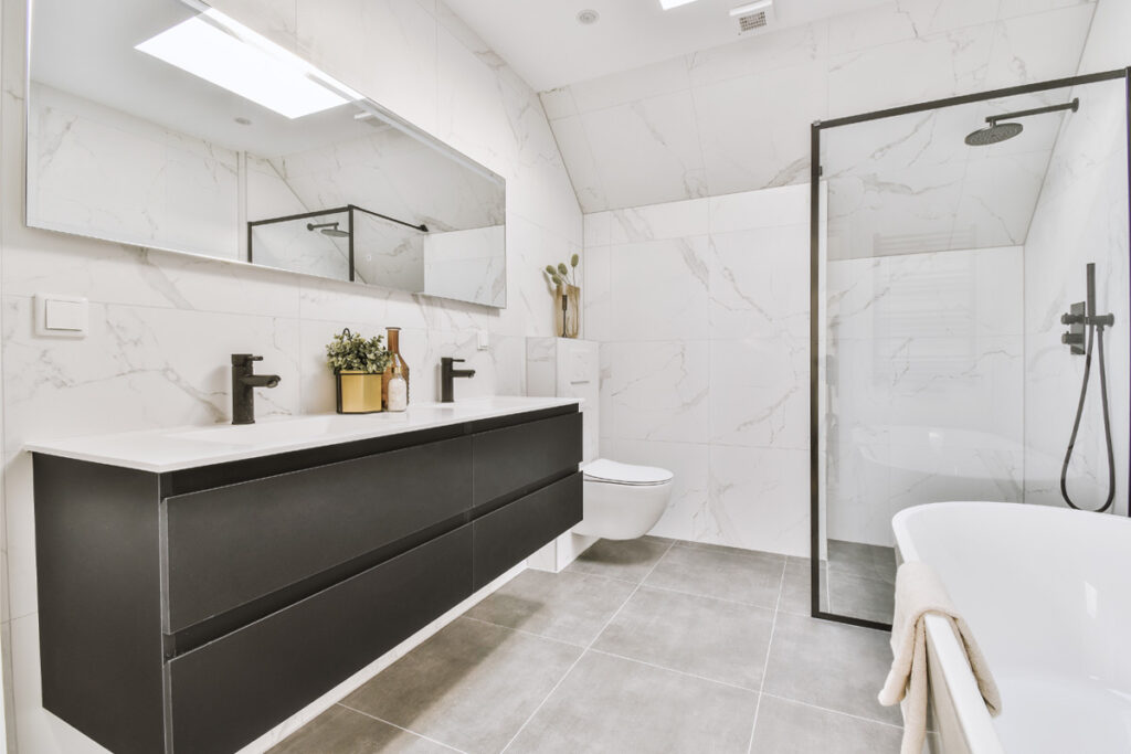 Bagno con sanitari sospesi bianchi e dettagli in legno naturale, ambiente moderno ed elegante