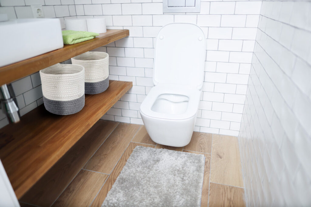 Mobile bagno ordinato con accessori minimal e superficie pulita, esempio di bagno sempre in ordine