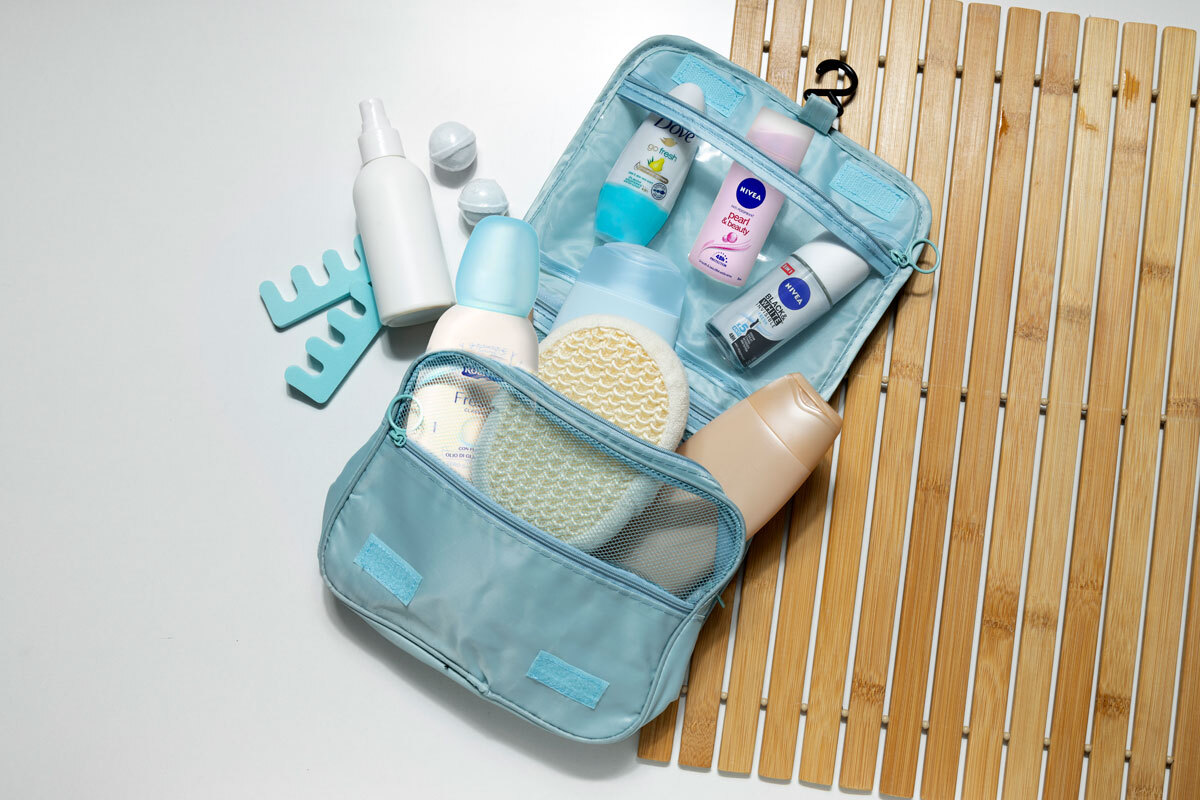 Zaino da viaggio con abiti tecnici leggeri e ben compressi in sacche organizer