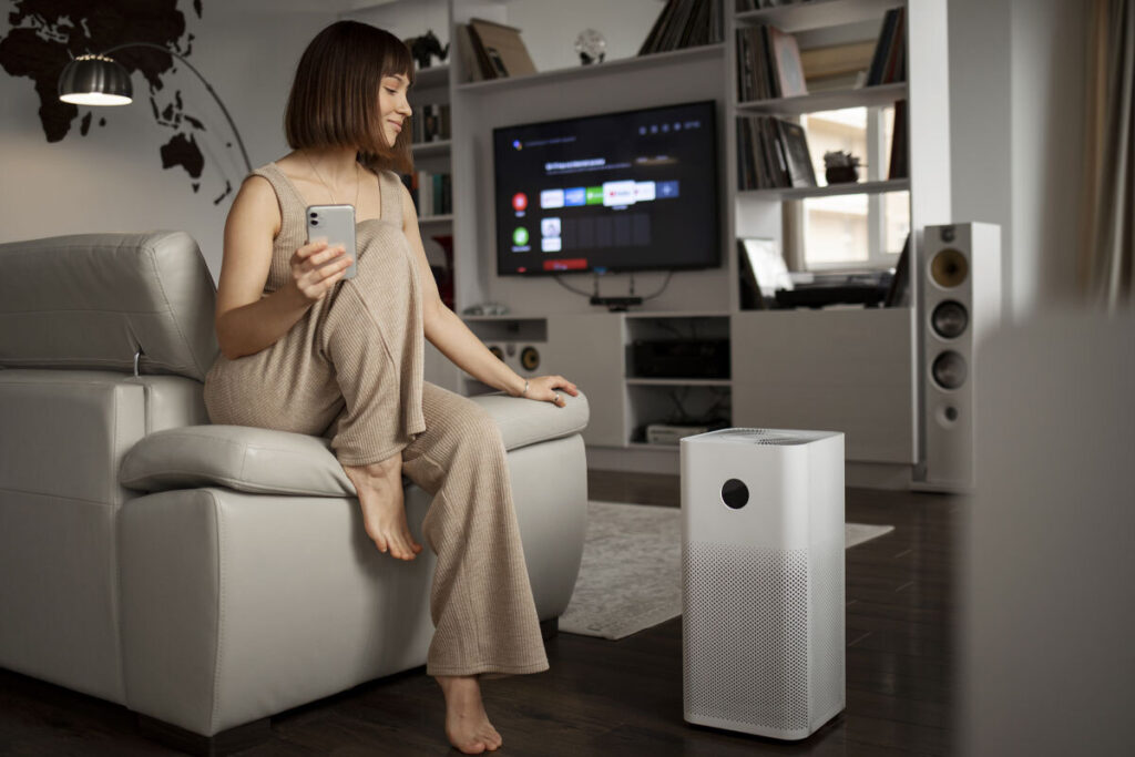 Purificatore d’aria acceso in soggiorno moderno