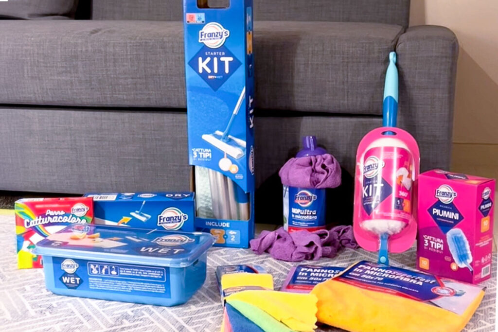 Set di prodotti per la pulizia della casa su sfondo neutro