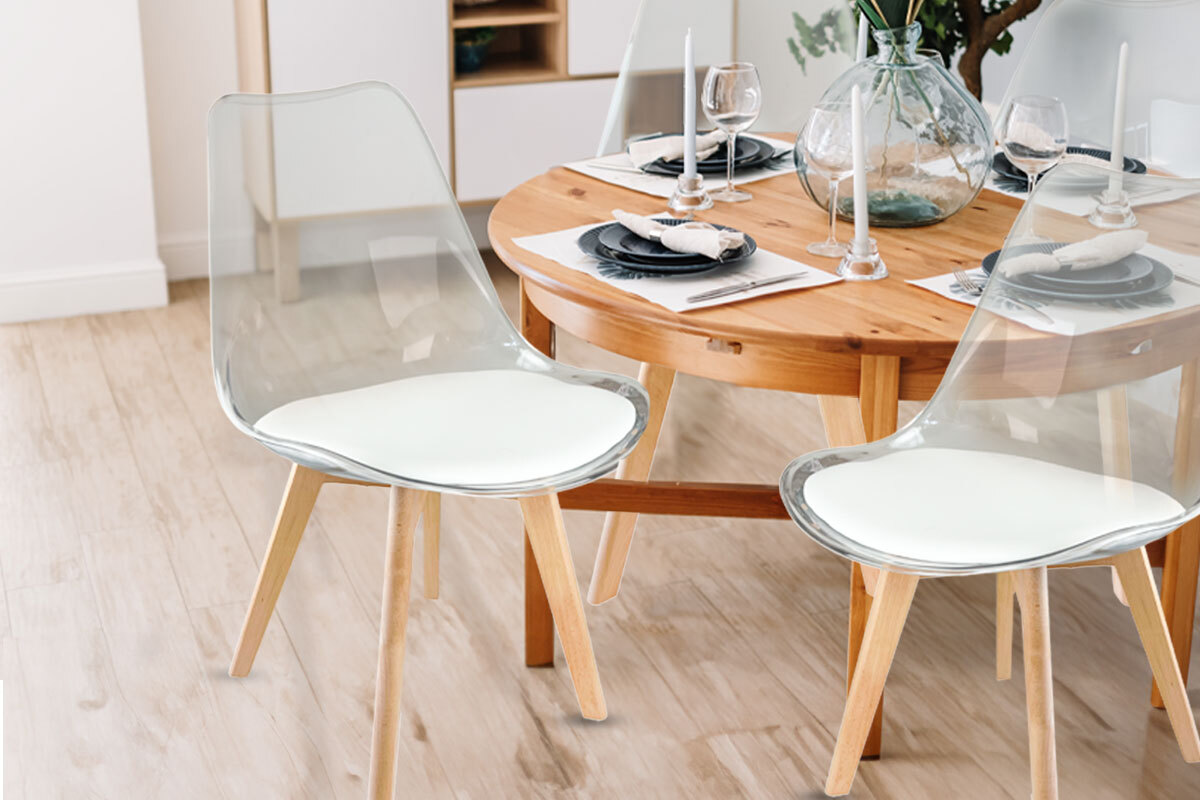 Sedie moderne abbinate a tavolo in legno in un soggiorno elegante