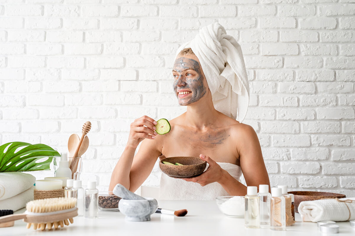 Routine naturale di bellezza con prodotti e ingredienti vegetali