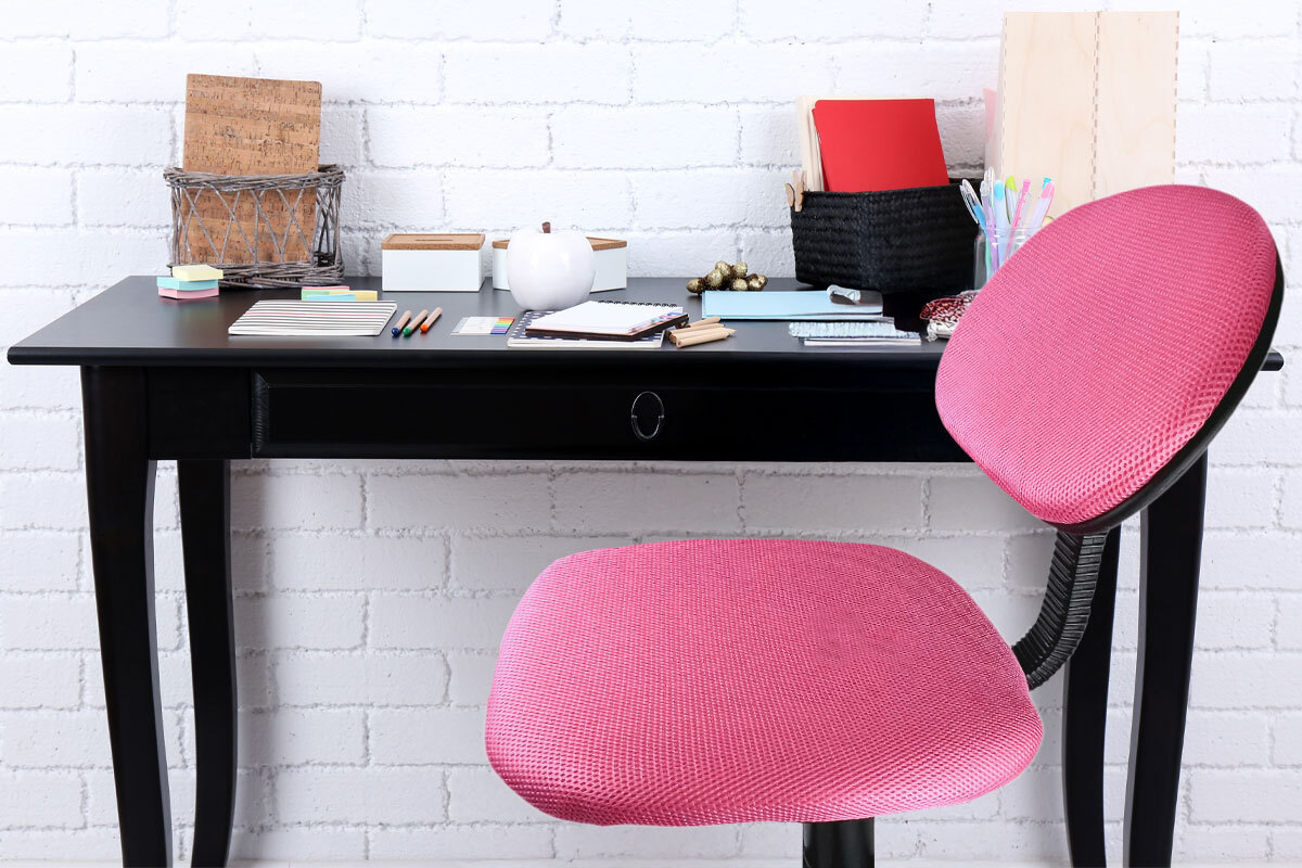 Dettaglio schienale ergonomico su sedia da ufficio moderna