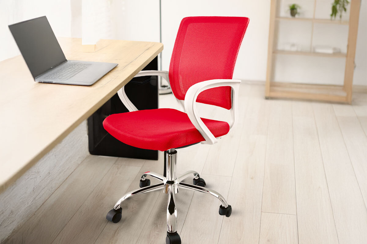 Sedia da ufficio ergonomica con ruote e braccioli regolabili in ambiente moderno