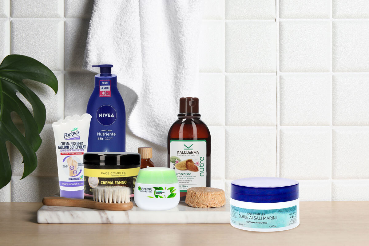 Prodotti viso e corpo: crema, scrub e balsamo labbra in un set completo di skincare