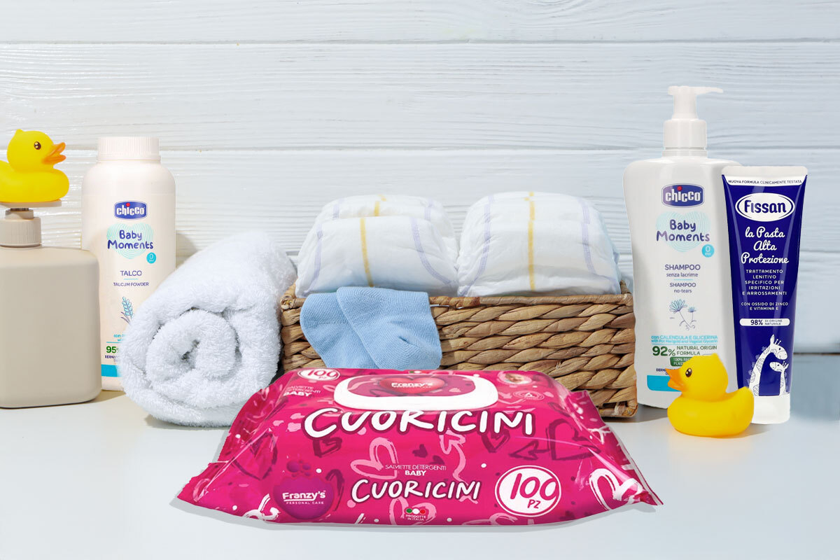 Kit essenziale per la cura del neonato: pannolini, crema protettiva, salviettine e detergente delicato