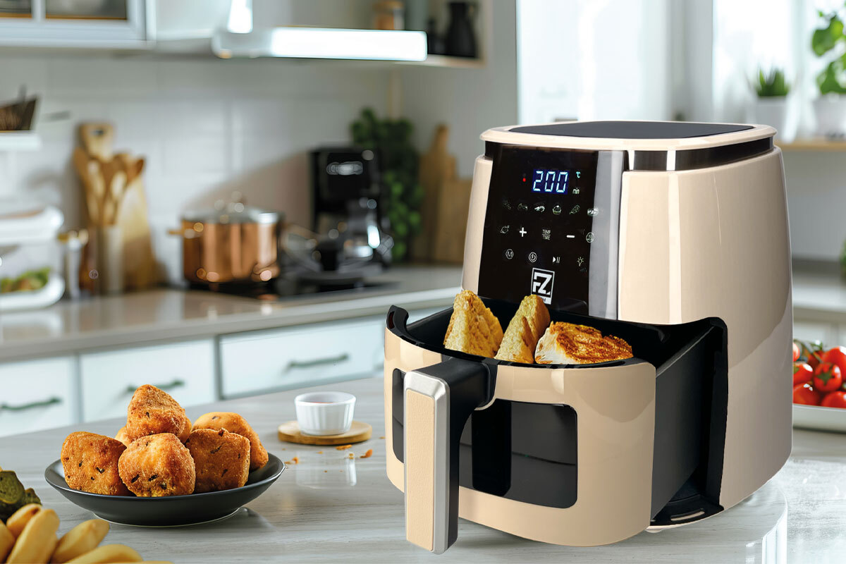 Friggitrice ad aria in cucina con piatti leggeri e gustosi pronti da servire