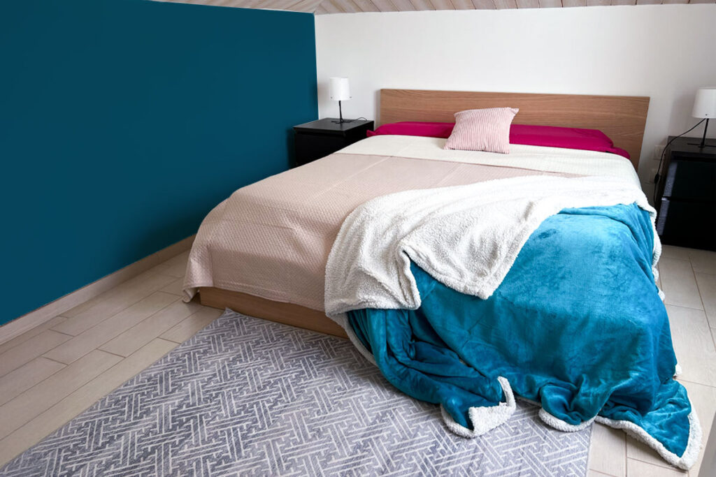 Arredamento completo per camera da letto con letto matrimoniale, comodini, cassettiera e biancheria coordinata
