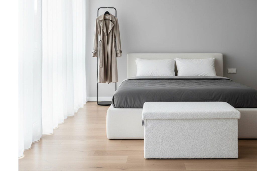 Camera con pouf contenitore e struttura appendiabiti aperta