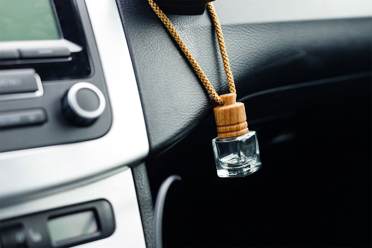 Auto con finestrini aperti per arieggiare e togliere i cattivi odori