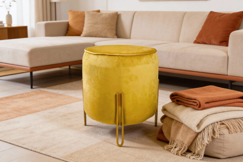 Soggiorno moderno con pouf e tessili in colori naturali