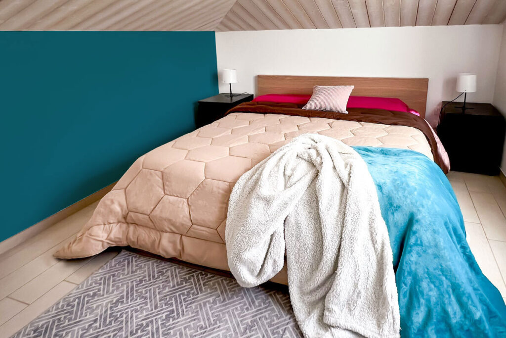 Camera da letto tendenza 2026 con tessili chiari e luce calda