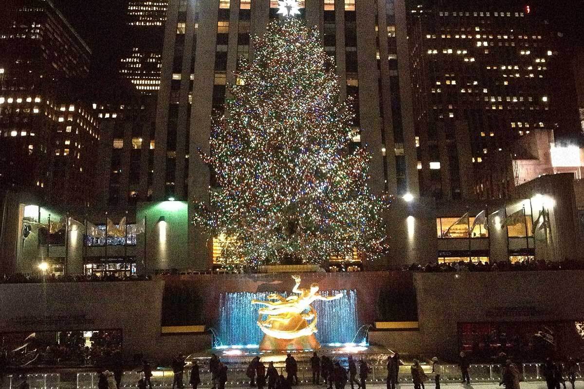Rockefeller Center illuminato con grande albero di Natale