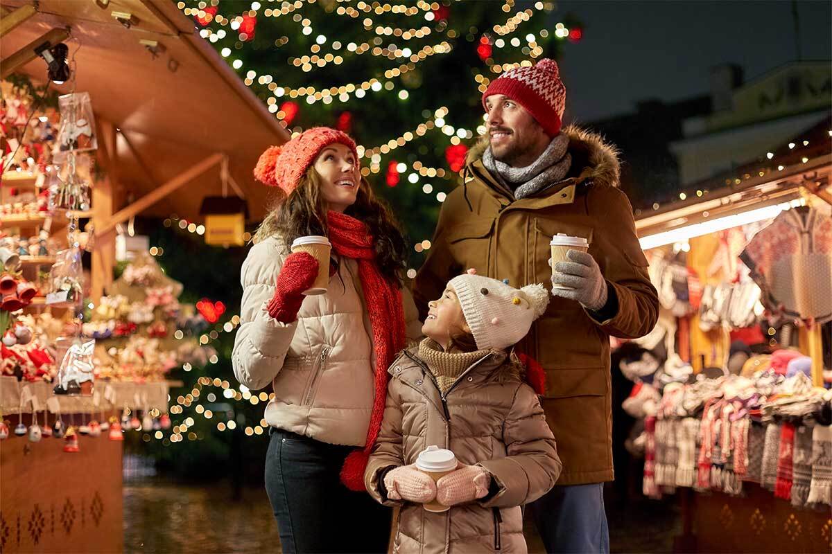 Mercatino di Natale europeo con casette di legno e luci calde