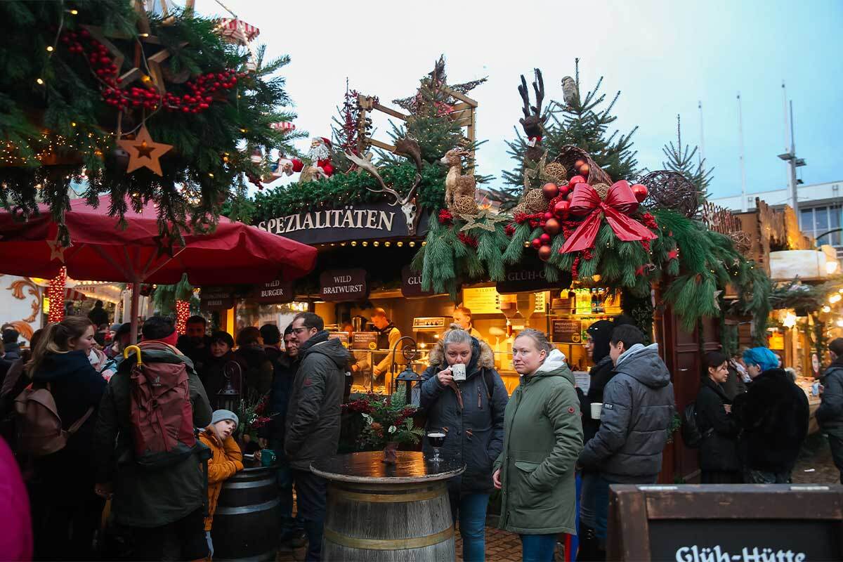 Centro storico europeo decorato per Natale con luci e neve