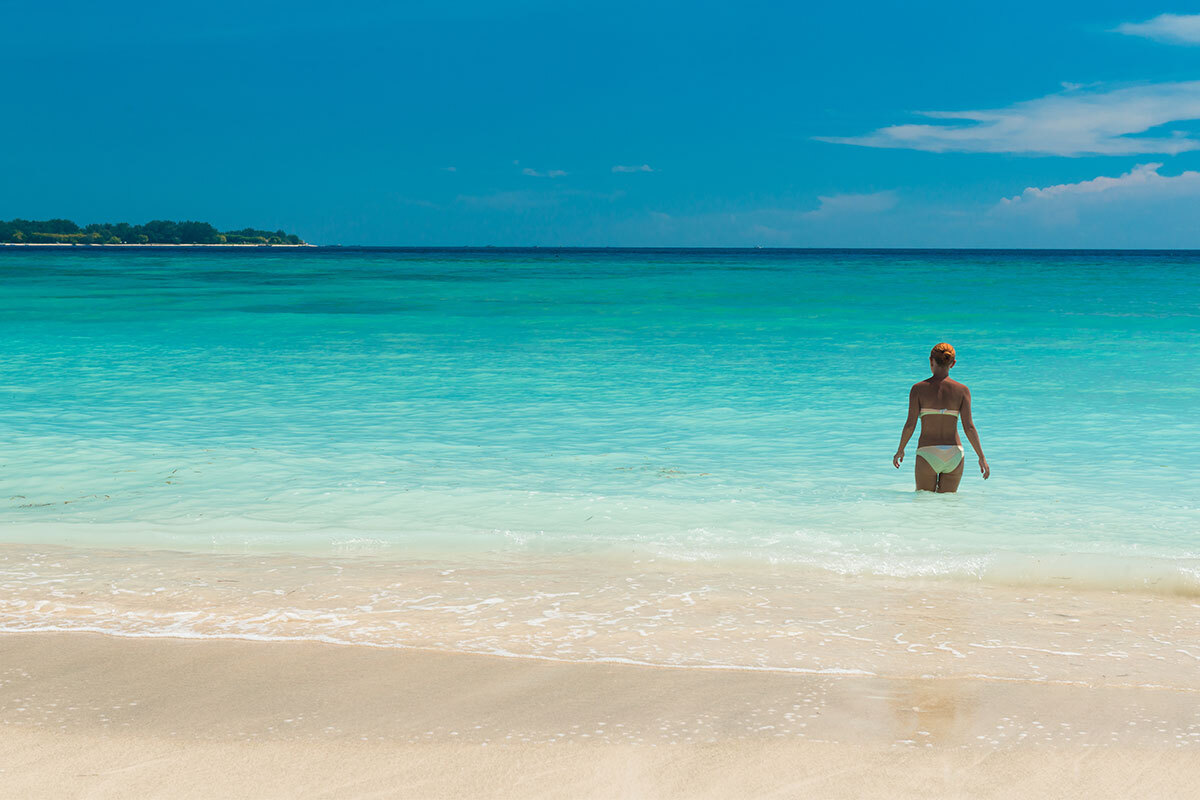 Spiaggia dorata e mare limpido sotto il sole di dicembre