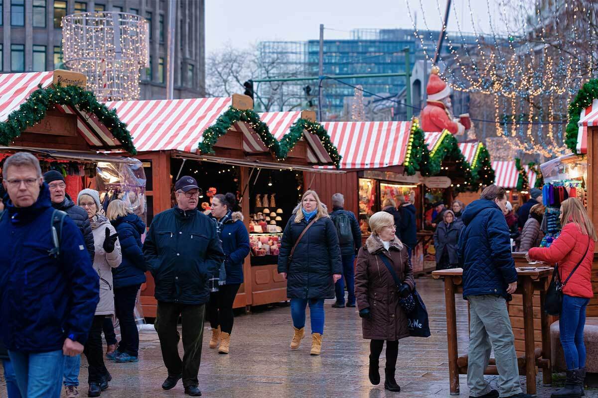 Città europea illuminata a festa con decorazioni semplici ed economiche