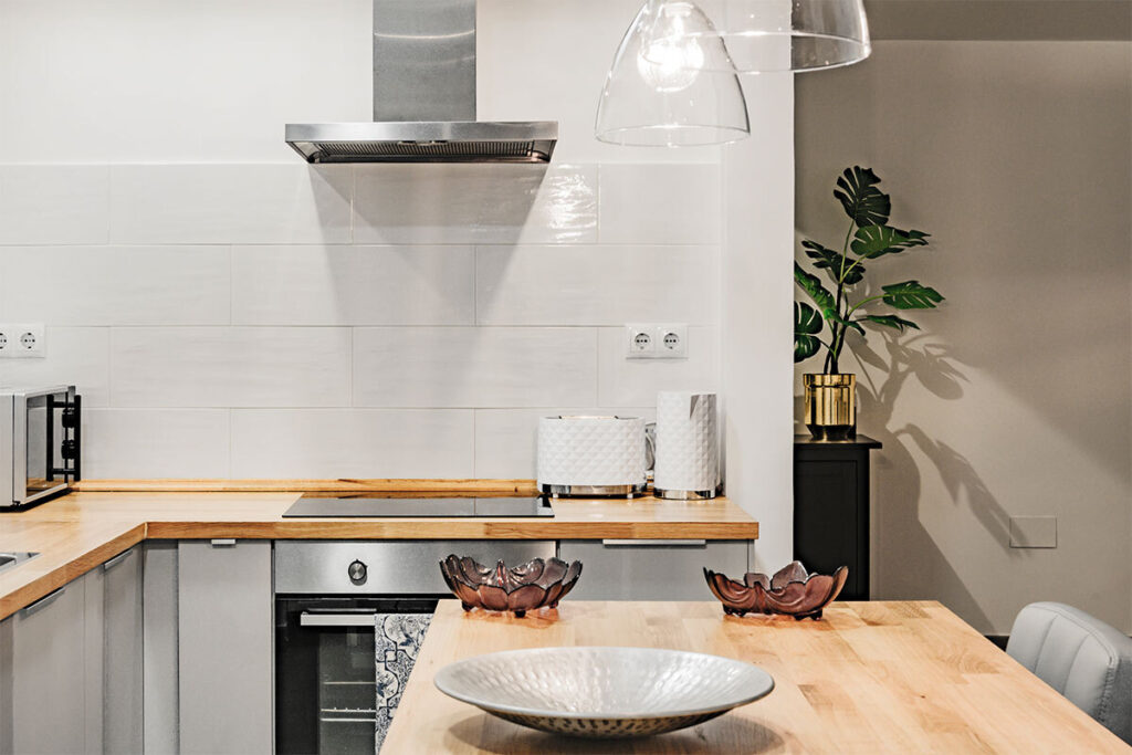 Dettaglio cucina con materiali naturali e colori caldi