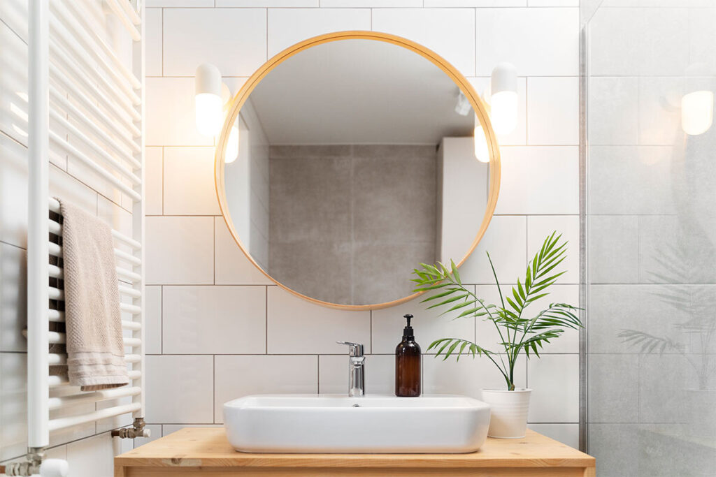 Dettaglio bagno con colori chiari e materiali naturali