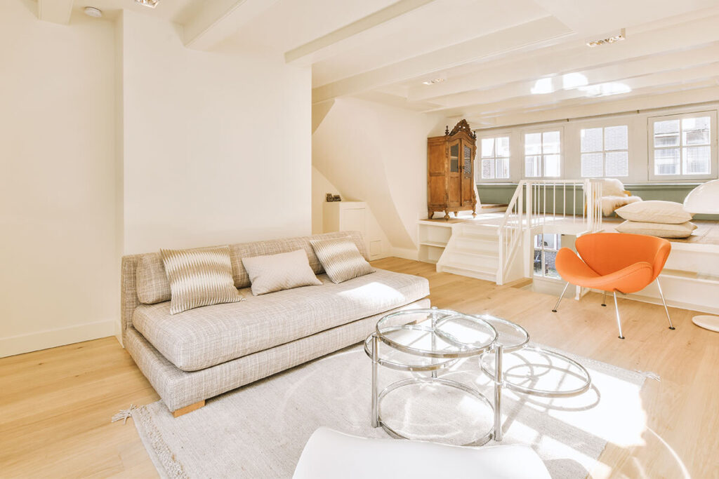 Casa luminosa in primavera con arredi chiari e atmosfera fresca