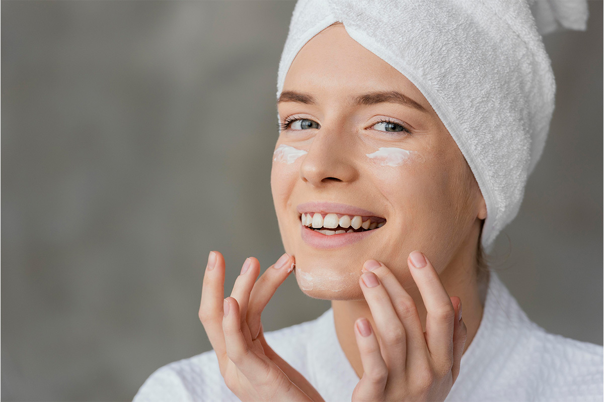 Applicazione crema solare viso per protezione quotidiana in primavera