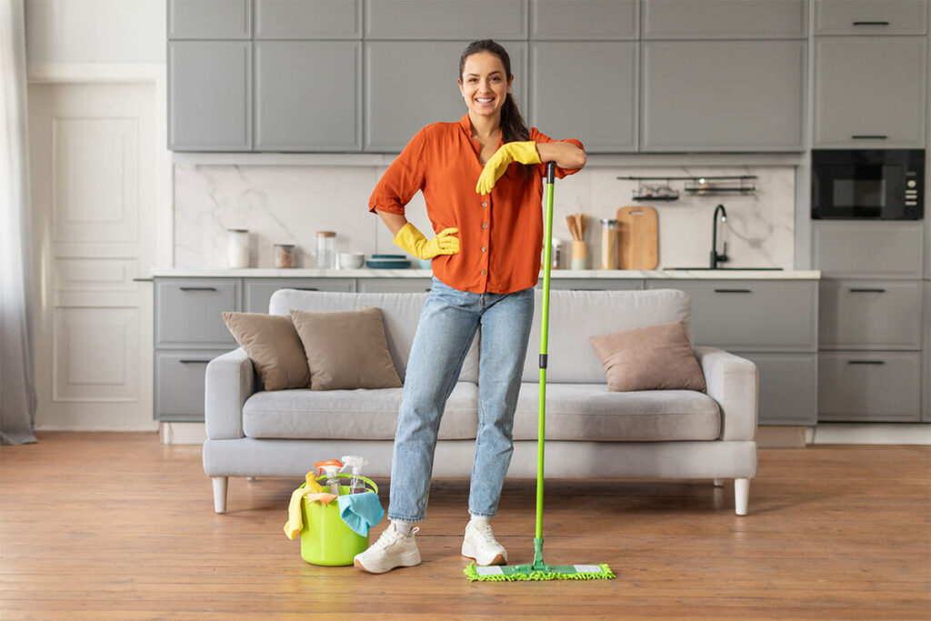 Pulizie di primavera organizzate stanza per stanza con prodotti e panni per la casa