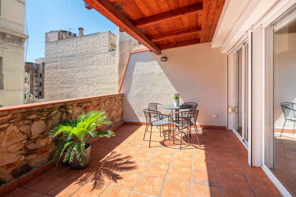 Balcone pulito e ordinato prima di essere arredato per la primavera