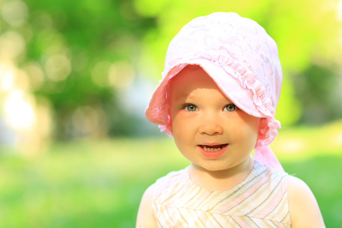 Bambino all’aperto in primavera con pelle protetta e viso sereno