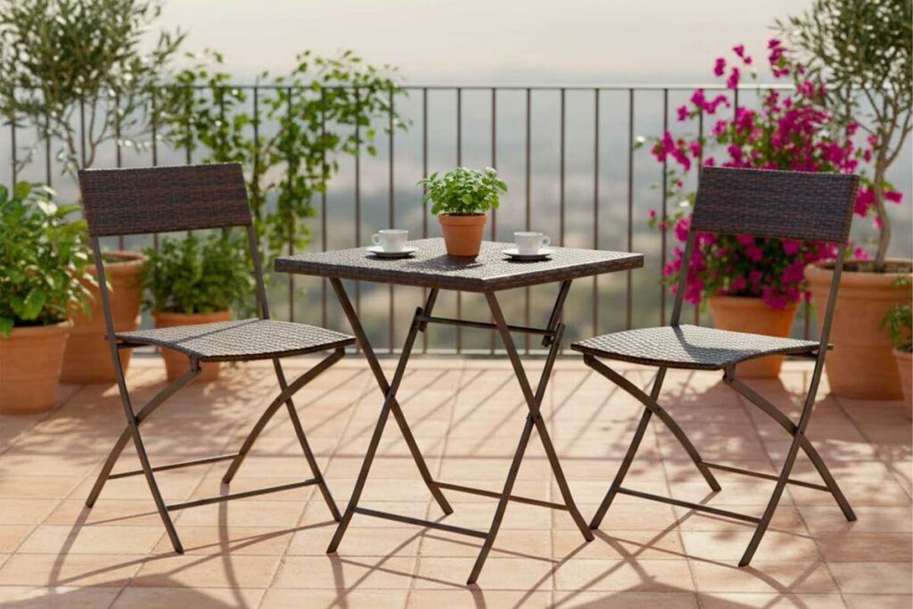 Balcone arredato con sedie pieghevoli e tavolino per relax estivo
