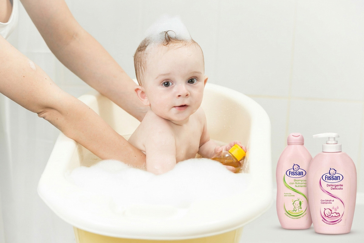 Bagnetto bambino con prodotti delicati per pelle sensibile
