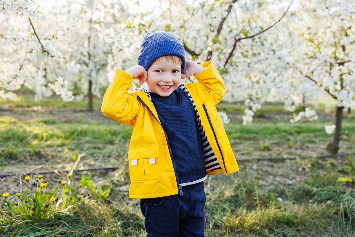 Bambino vestito a strati per affrontare la primavera