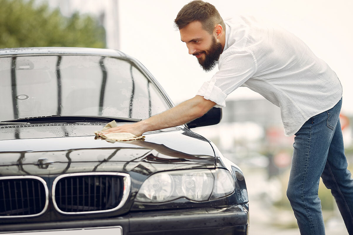 Auto pulita e lucida dopo lavaggio con prodotti specifici