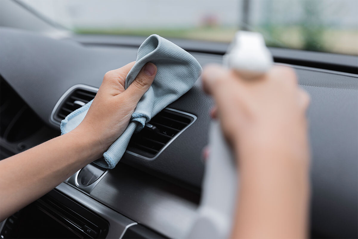 Pulizia cruscotto auto con panno e detergente specifico